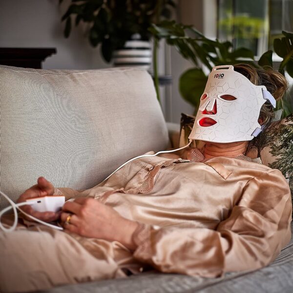 model using right light therapy mask at home