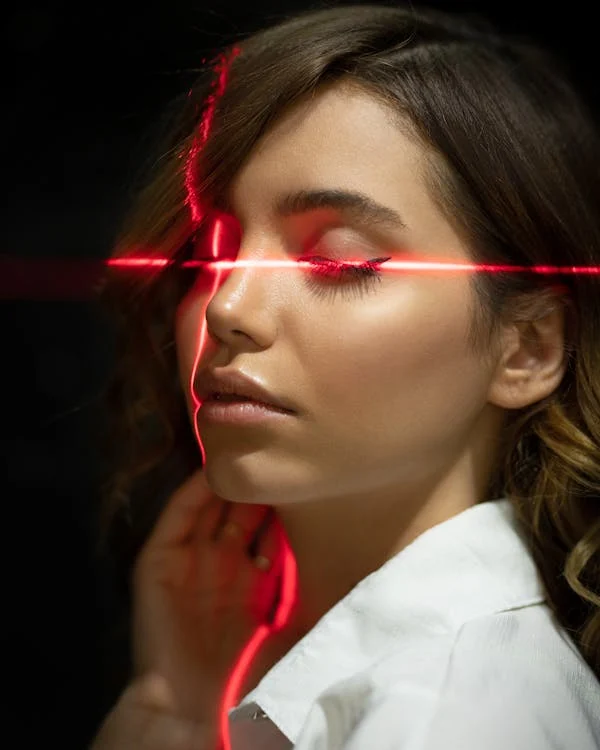Red light therapy device for eye health
