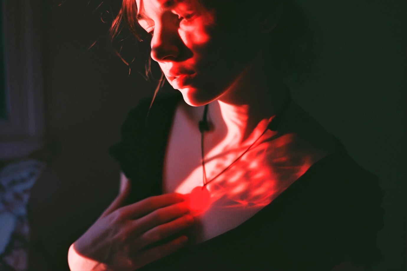 Woman receiving infrared light therapy benefits.